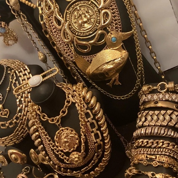 3 LBs Curated Jewelry Lot~ $199 a LB (pound)~ Gold & Silver - Picture 5 of 6